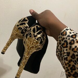 Shoe Dazzle Black Pumps with Ornate Gold Filigree Heels